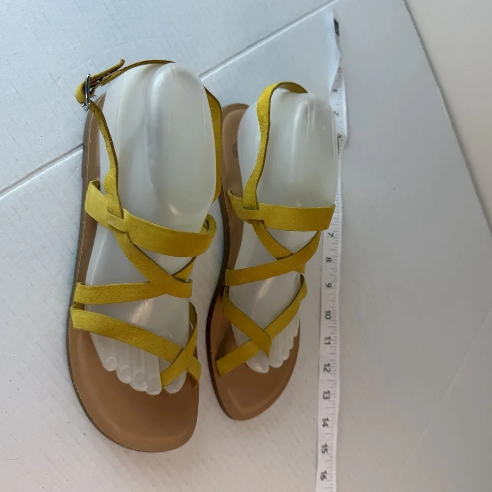 Gianni Bini Women's Flat Yellow Leather Strapy Sandals 8.5M Beach Vacation‎